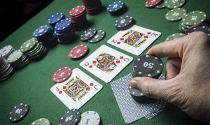 Sự hung hăng thụ động của người chơi trong poker, tăng cược đột ngột, tín hiệu bài mạnh, phân tích Texas Holdem.