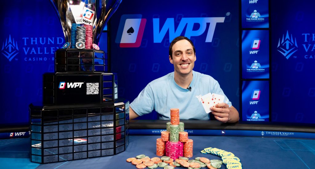 Alex Farahi giành chiến thắng giải đấu poker WPT Rolling Thunder mùa 24, nâng cao bộ chip và chiếc cúp.
