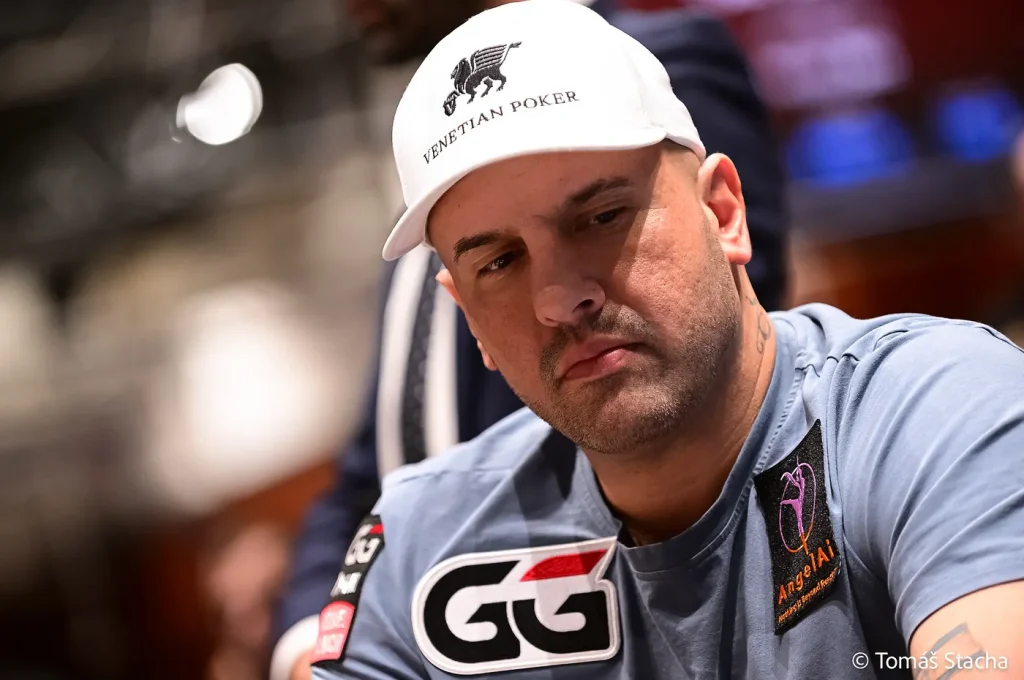 Michael Mizrachi, người chơi poker có lượng chip lớn tại Ngày 1 của Sự kiện Chính WSOP Châu Âu.