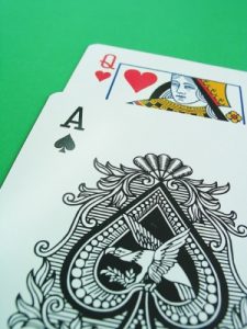 Phân tích ván bài AQ (Ace Queen), phân tích lỗi trong poker, mẹo chơi Texas Holdem cho người mới bắt đầu.