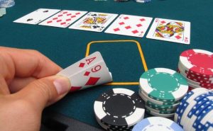 Chiến lược bài đợi trong poker, quyết định bài đợi sảnh đồng chất, đặt cược hay theo, phân tích bài Texas Holdem.