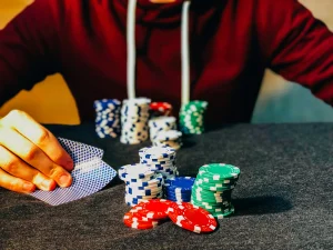 Quyết định đặt cược C-bet ở vòng turn, người chơi poker xếp chồng chip, chiến lược double barrel, phân tích Texas Holdem.
