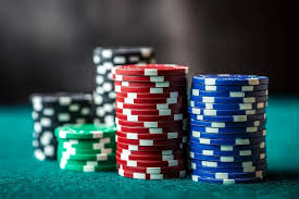 Ví dụ về chiến lược kiểm soát pot trong poker, quản lý kích thước pot trong Texas Holdem với bài có độ mạnh trung bình.