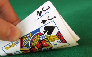 chiến thuật đôi bài trong poker, ví dụ bài J (đôi J) trong Texas Holdem, đưa ra quyết định trong trò chơi Texas Holdem.